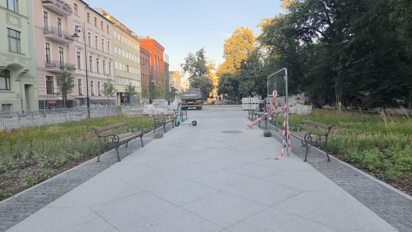 Plac Wolności w Bydgoszczy już bez pomnika, ale z nową rzeźbą. Sprawdzamy, kiedy koniec prac