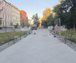 Plac Wolności w Bydgoszczy już bez pomnika, ale z nową rzeźbą. Sprawdzamy, kiedy koniec prac
