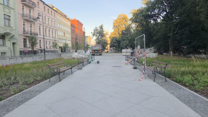 Plac Wolności w Bydgoszczy już bez pomnika, ale z nową rzeźbą. Sprawdzamy, kiedy koniec prac