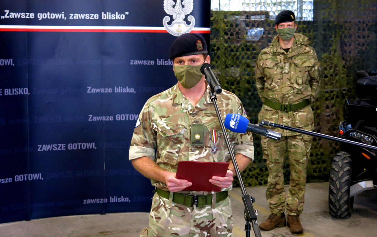 Białystok. Brytyjski oficer mjr Luke Dodington otrzymał Srebrny Medal Wojska Polskiego