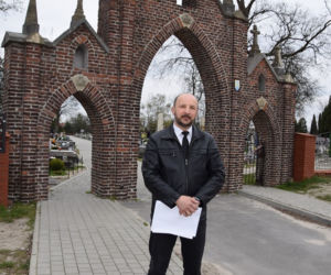 W Stalowej Woli nie umiera się za „co łaska”? Pogrzeb to drogi szpas!
