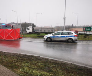 Koszmarny wypadek na DK15 w Brodnicy! Piesza przeciągnięta pod ciężarówką