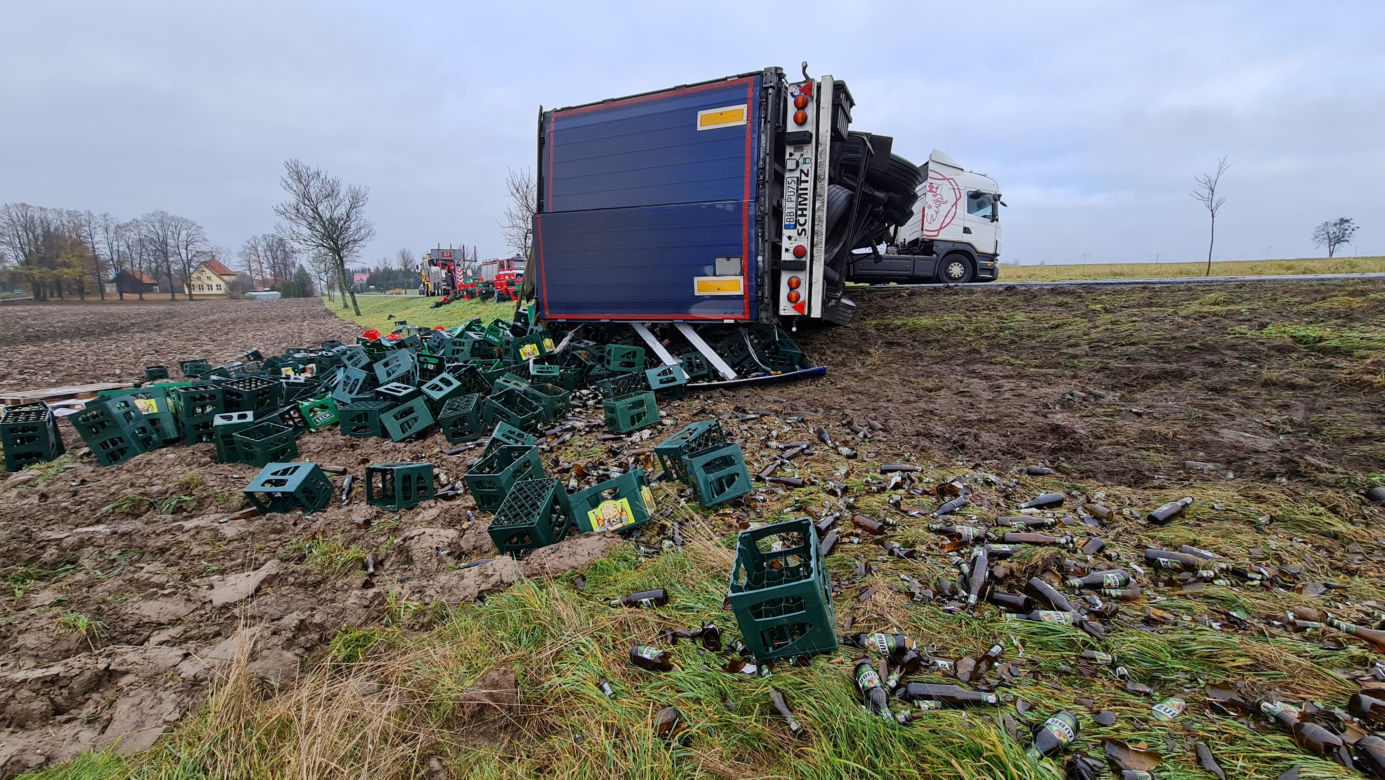 Troszkowo. Setki litrów piwa rozlały się na drogę