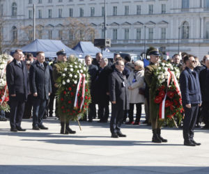 Rocznica katastrofy smoleńskiej. Prezydent Nawrocki uczcił pamięć zmarłych