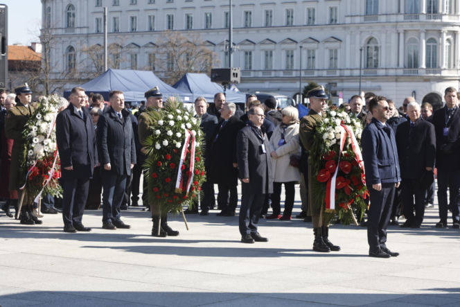 Rocznica katastrofy smoleńskiej. Prezydent Nawrocki uczcił pamięć zmarłych