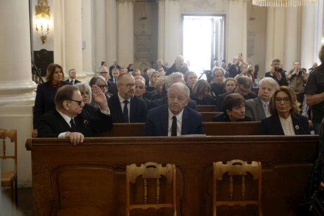Monika Olejnik na pogrzebie senatora Piesiewicza. Towarzyszył jej ukochany