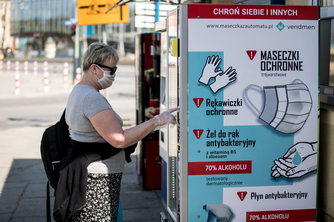 Na ulicach Krakowa stanęły maseczkomaty. Znamy ceny produktów
