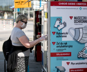 Na ulicach Krakowa stanęły maseczkomaty. Znamy ceny produktów