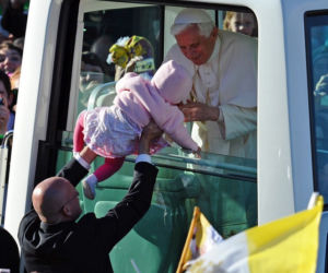 Papież Benedykt XVI pobłogosławił małą Polkę 
