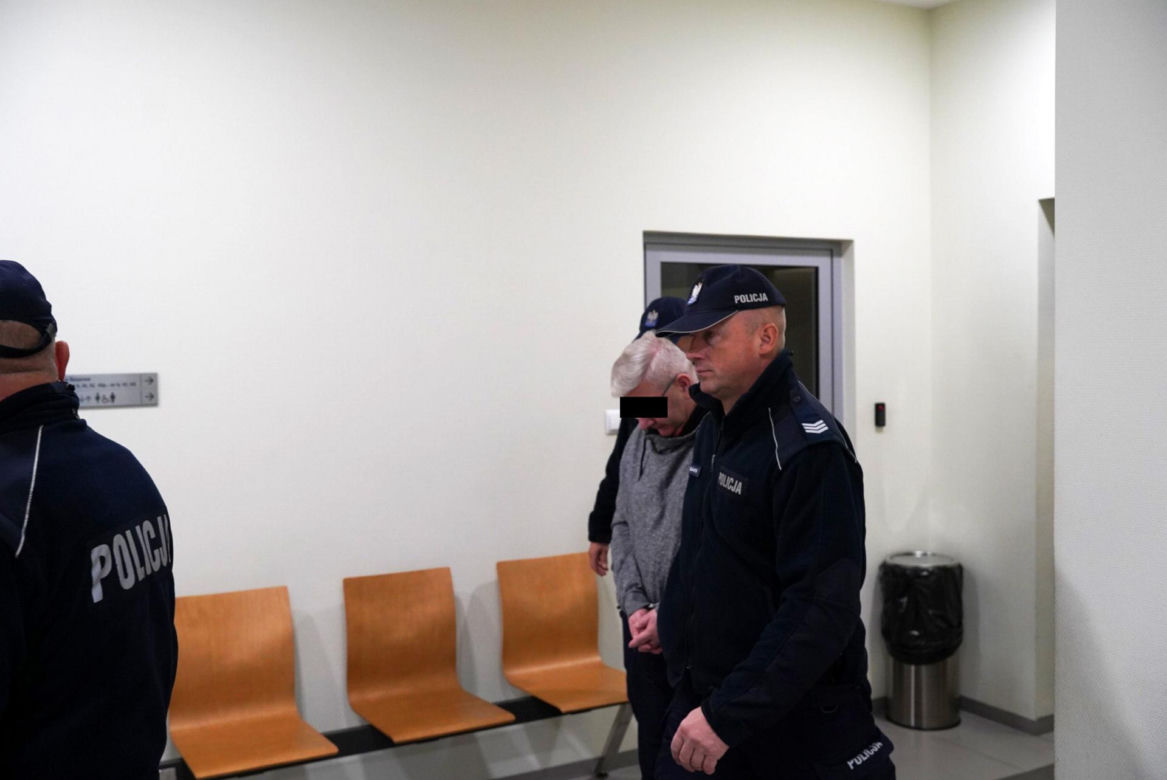 Ksiądz Mirosław porąbał siekierą i podpalił starego znajomego?! W sądzie szok: "mam dziecko"