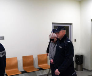 Ksiądz Mirosław porąbał siekierą i podpalił starego znajomego?! W sądzie szok: mam dziecko