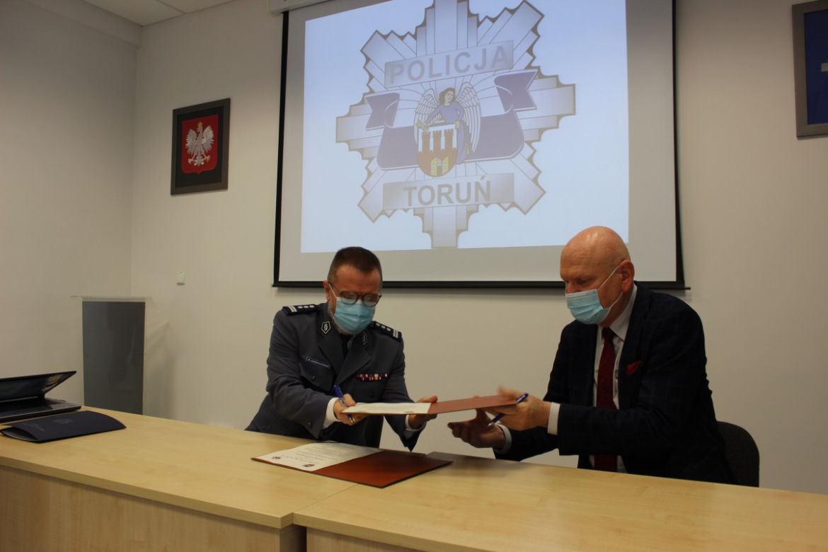 Porozumienie toruńskiej policji z Urzędem Miasta. Prezydent i komendant podpisali umowę