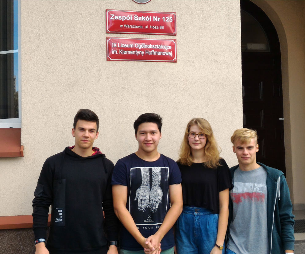Kuban z koleżanką i kolegami ze szkoły