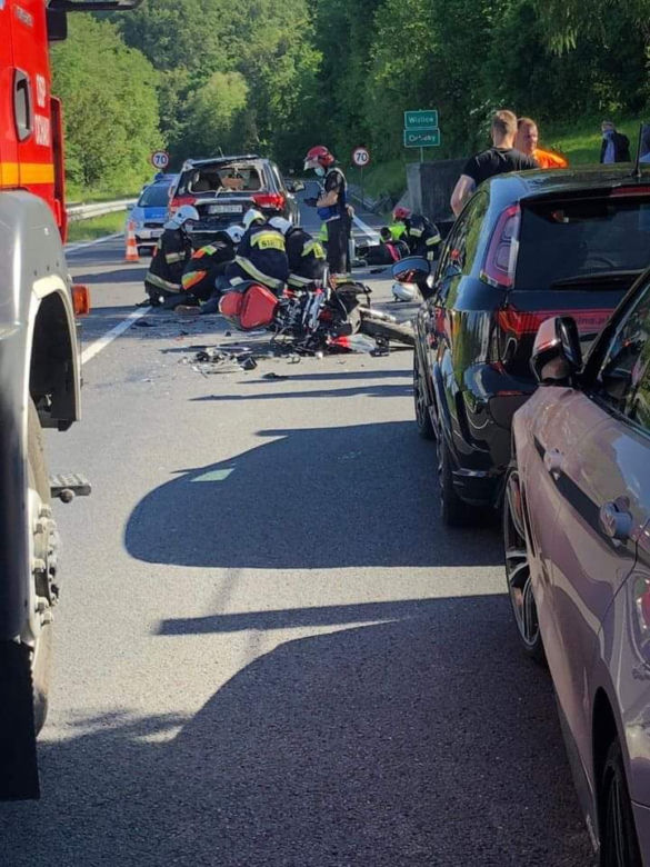 Śląskie: Stracił tatę w koszmarnym wypadku. Jego mama Monika walczy o życie 
