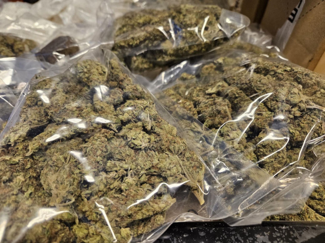 Policja zatrzymała recydywistę z narkotykami, bronią i milionem złotych!