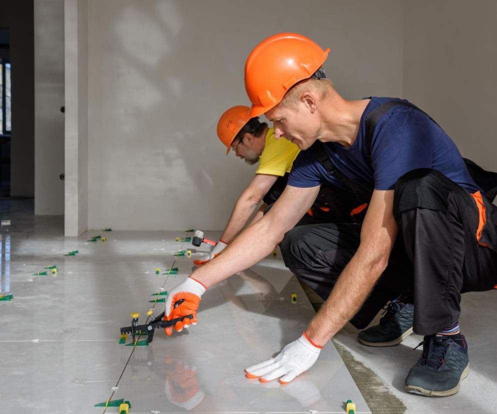 Płytki wielkoformatowe – właściwości, przygotowanie podłoża i klejenie