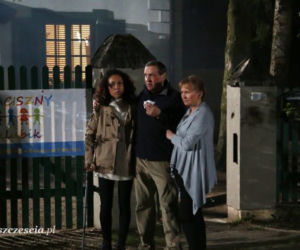 Barwy szczęścia odc. 1331. Zenek Grzelak (Jan Pęczek), Basia (Sławomira Łozińska), Sara (Dominika Kimaty)