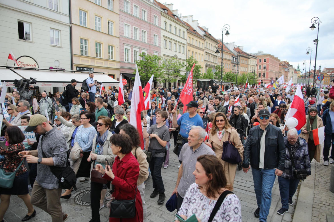Tysiące ludzi wyszło na ulice Warszawy. Manifestujący wykrzykiwali hasła. Sprzeciwiają się atakom wymierzonym w małżeństwa