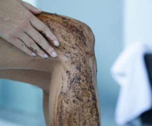 Wcieraj w uda fusy z kawy. Efekt zobaczysz szybko, ale uwaga - jest jeden haczyk 