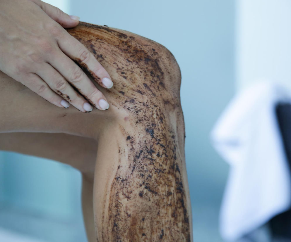 Wcieraj w uda fusy z kawy. Efekt zobaczysz szybko, ale uwaga - jest jeden haczyk