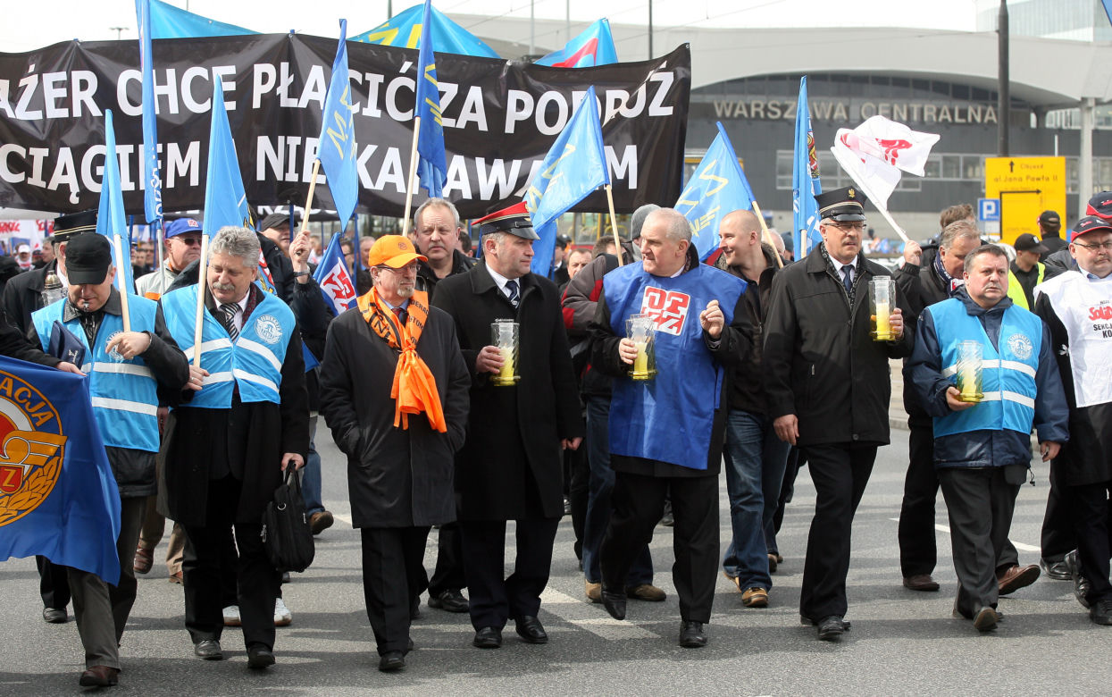 WARSZAWA: Protest KOLEJARZY przed Kancelarią Premiera - ZDJĘCIA