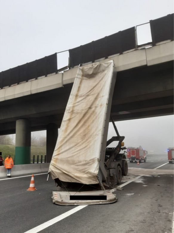 Wypadek A4: Wjechał w wiadukt! Zapomniał złożył wywrotkę?
