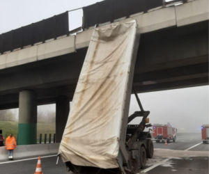 Wypadek A4: Wjechał w wiadukt! Zapomniał złożył wywrotkę?