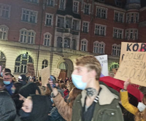 Protest kobiet w Katowicach. Ponad 20 tysięcy osób demonstrowało na rynku i katowickich ulicach. Takich tłumów Katowice jeszcze nie widziały [ZDJĘCIA, WIDEO]