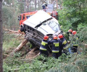 WYPADEK SAMOCHODOWY AUTO UDERZYŁO W DRZEWO