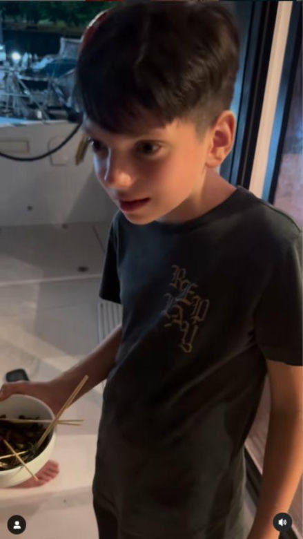 Egzotyka wg Rutkowskich. Krzysztof junior zajada robaki jak chipsy