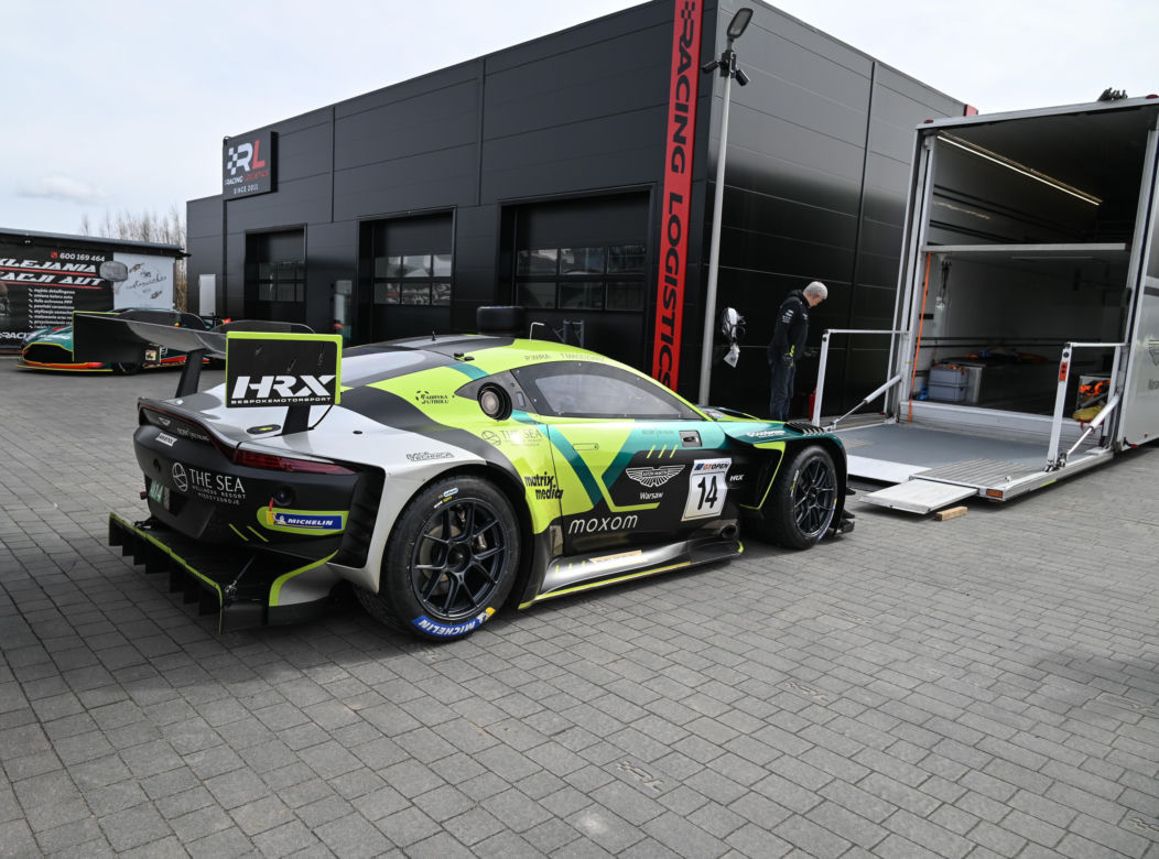 Aston Martin GT3 i GT4 w pracowni w  Ługwałdzie pod Olsztynem