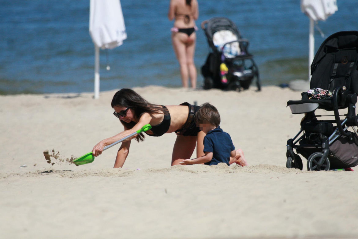 Marta Kaczyńska okopała się z synkiem na plaży