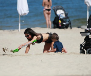 Marta Kaczyńska okopała się z synkiem na plaży