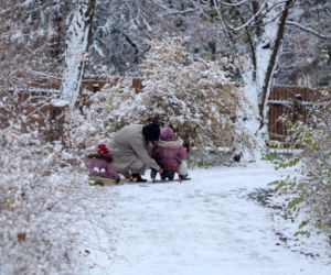 Maciej Pela zabrał córeczki na sanki