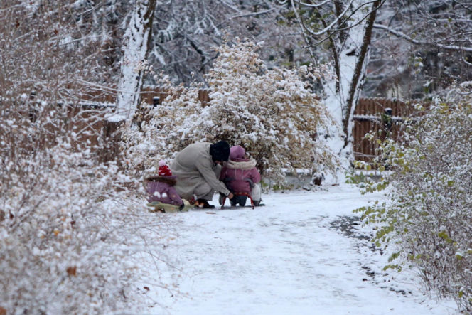 Maciej Pela zabrał córeczki na sanki