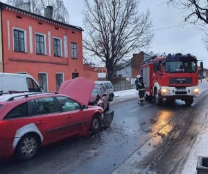 Zelów. Prowadził z prawie 4 promilami. Nagle zjechał na czołówkę z mitsubishi