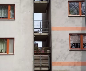 Balkony z widokiem na ścianę