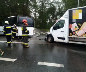 Zderzenie busa z samochodem dostawczym w Nowych Żukowicach