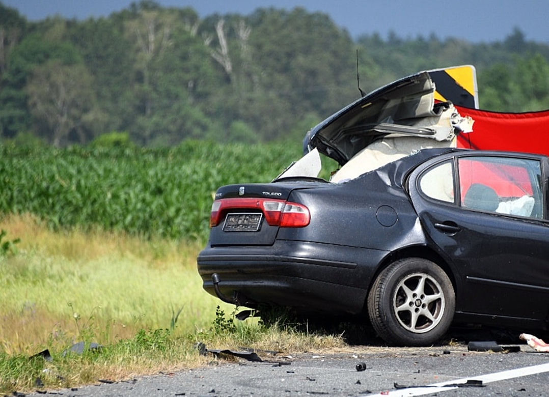 Tragiczny wypadek w Krzepicach. Auto czołowo zderzyło się z TIRem
