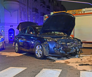 Huknął autem w kino na Pradze. I zwiał 