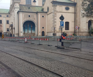 Kuriozum w centrum Krakowa. Tramwaje przepuszcza dróżnik