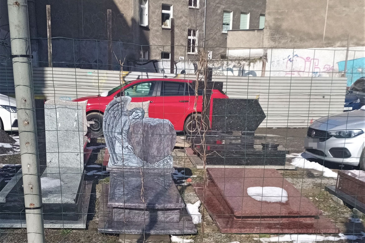 Wystawa nagrobków straszy w centrum Szczecina