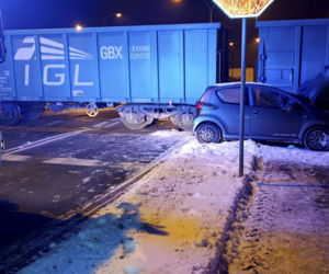 Zignorowała znak stop i wjechała pod pociąg! 40-latka cudem uniknęła śmierci