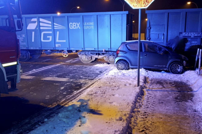 Zignorowała znak stop i wjechała pod pociąg! 40-latka cudem uniknęła śmierci