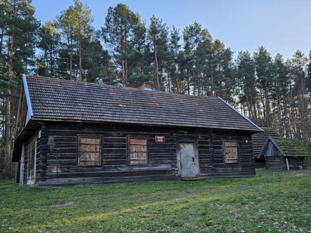 Adamczycha z serialu 1670 znajduje się w Kolbuszowej
