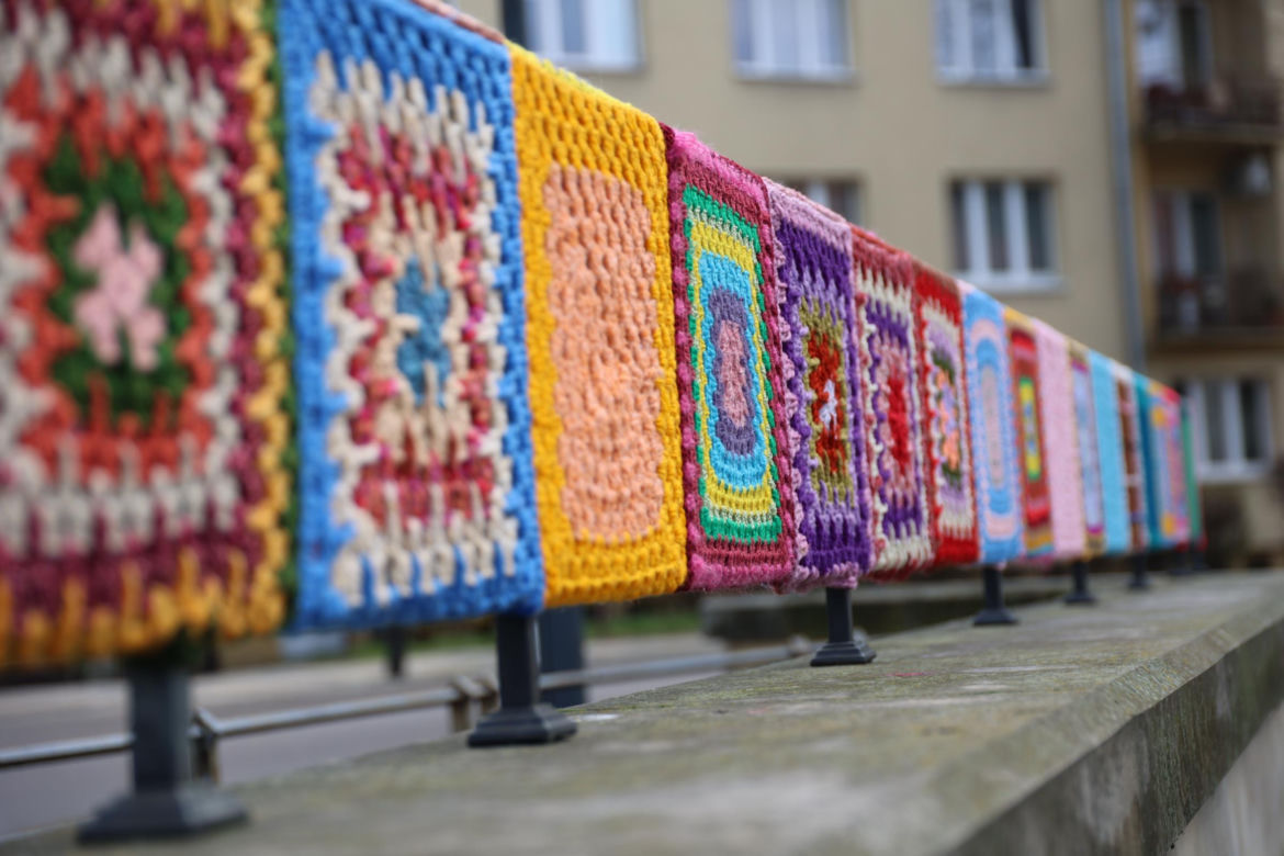 Kolorowe instalacje opanowały Lublin. Tak „Otulanie włóczką” świętuje swoje 10. urodziny!