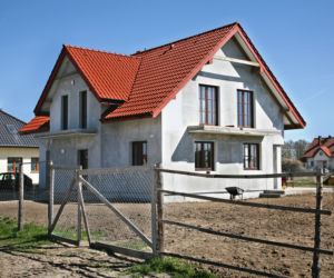 To nie w Polsce - nieogrodzona działka. Zatem - grodzimy. Ile kosztuje obecnie najtańsze ogrodzenie domu i jak wygląda?