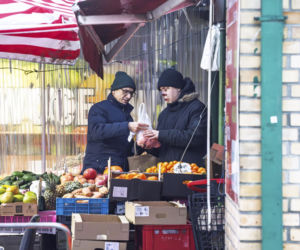 Senator Krzysztof Kwiatkowski na zakupach