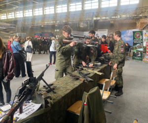 Wojsko opanowało Nowy Sącz.  Ruszyły Wojskowe Targi Służby i Pracy