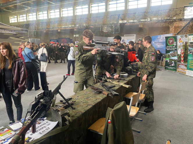 Wojsko opanowało Nowy Sącz.  Ruszyły Wojskowe Targi Służby i Pracy